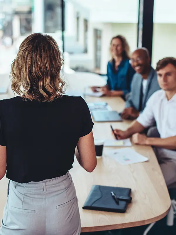 femme parle pendant réunion d'équipe